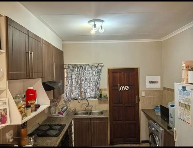 2 BEDROOM PROPERTY TO RENT IN MOOIKLOOF RIDGE ESTATE